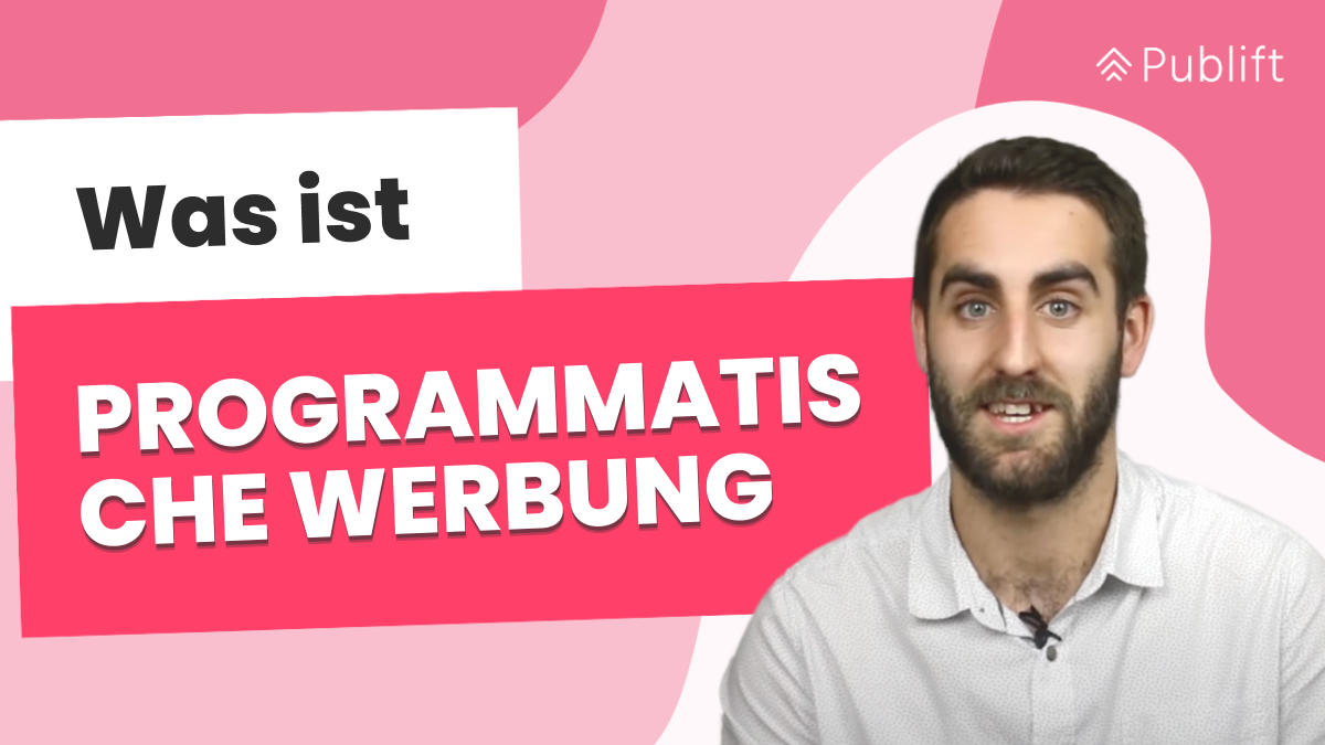 Ein Youtube-Thumbnail. Dort steht „Was ist Programmatic Advertising“. Neben dem Text ist der Moderator des Videos lächelnd abgebildet.